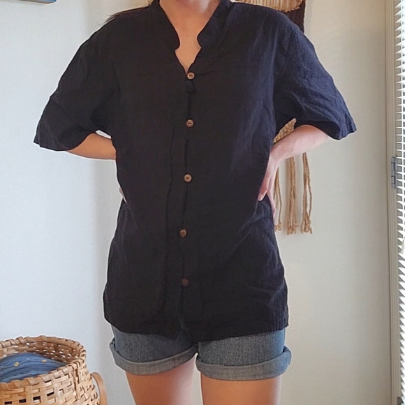 ♡Vintage black blouse w/ pockets & wooden buttons♡ - Picture 3 of 12